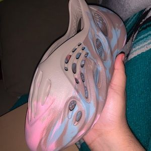 Yeezy Foam RNNR MX Sand Grey